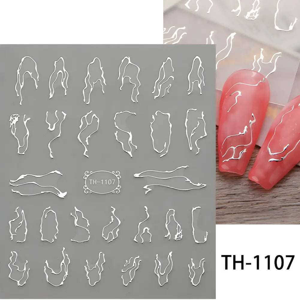 TH-1107: Adesivos de formas abstratas brancas. As unhas aplicadas apresentam um design artístico e moderno com linhas sinuosas sobre fundo vermelho